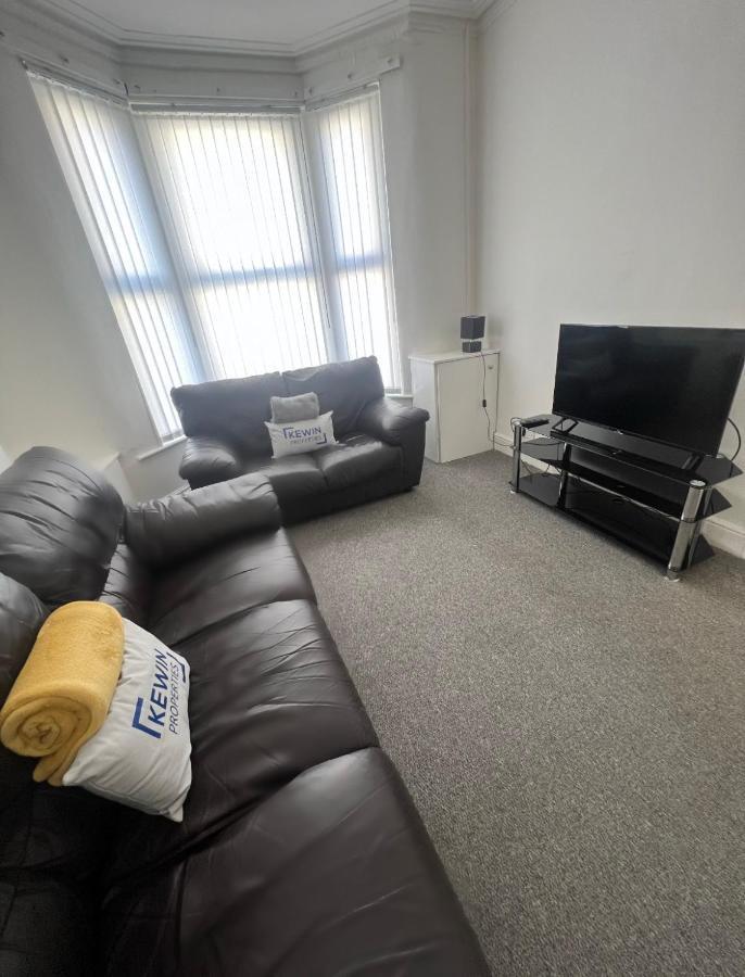 Holiday home Large 3 Bed - 10 Mins To Centre Liverpool